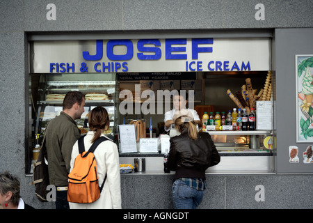 Fish and Chips et ice cream shop près de l'entrée de la Tour de Londres, Londres, Angleterre, Royaume-Uni Banque D'Images