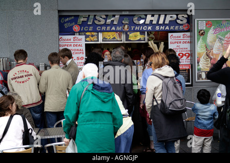 Fish and Chips et ice cream shop près de l'entrée de la Tour de Londres, Londres, Angleterre, Royaume-Uni Banque D'Images