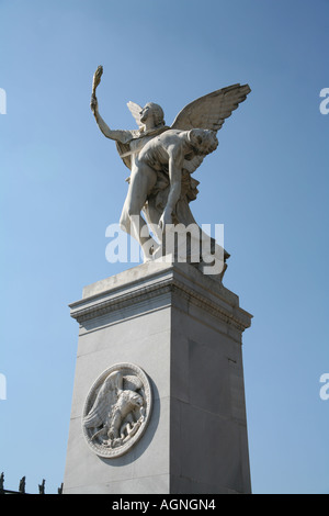 Nike porte le héros tombé à l'Olymp d'août Wredow, 1857, un des huit statues ange de Karl Friedrich Schinkel sur Banque D'Images