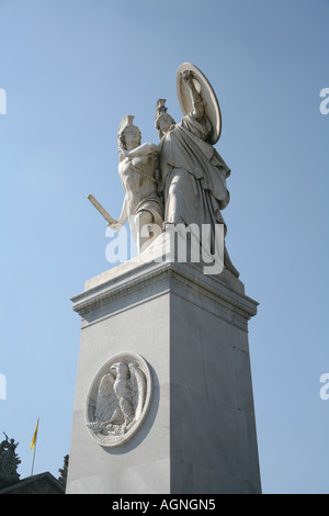 Athene encourage le guerrier dans la lutte par Albert Wolff, 1853, un des huit statues ange de Karl Friedrich Schinkel sur Banque D'Images