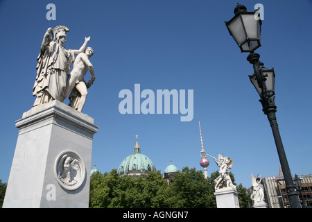 Sur Schloßbrücke château (pont) entre l'avenue Unter den Linden et Karl-Liebknecht-Street, centre de Berlin : les statues de Karl Friedrich Banque D'Images