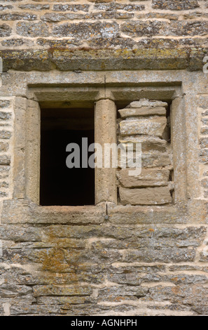 Une fenêtre à meneaux de pierre grossièrement BLOQUÉ SUR LE PIGEONNIER À NAUNTON GLOUCESTERSHIRE érigée vers 1600 Banque D'Images