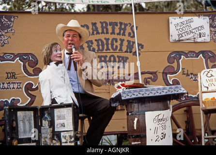 Un danseur de plein air, ventriloquiste et animateur, le docteur Barth et son ‘Medecine Show’, Floride, États-Unis en 1990. Banque D'Images