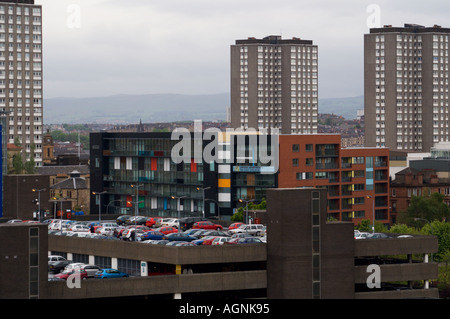 Blocs de logement de hauteur élevée et centre-ville autoroute M8 in Glasgow Écosse 2005 - maintenant démoli Banque D'Images