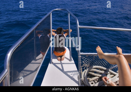 Catamaran à voile à la mer le garçon de 8 ans huit suspendues sur la rambarde regardant le rail reling waters Banque D'Images