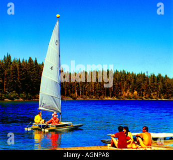 Voilier Catamaran de loisirs sur un petit lac prêt pour un après-midi de la voile Banque D'Images