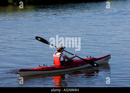 Kayak dans l'estuaire de marée dans la région de Plum Island Île Sawyer s sons Rowley Massachusetts Banque D'Images