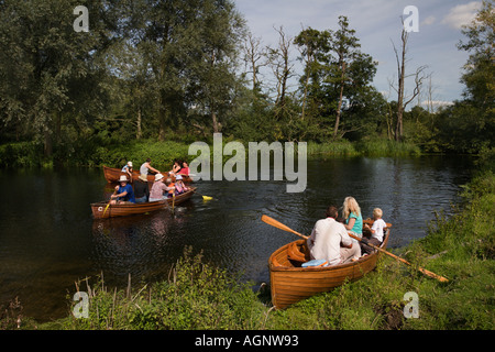 Bateau sur la rivière stour à Flatford historique dans le Suffolk en Angleterre Banque D'Images