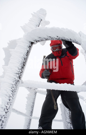 L'observatoire du mont Washington stagiaire météo utilise une pince pour frapper le givre blanc au large des instruments sur le mont Washington Obs. Banque D'Images