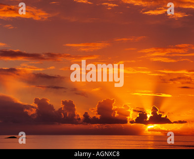 Paisible et paisible, avec un coucher de soleil rouge spectaculaire sur la côte ouest de l'Écosse, Royaume-Uni Banque D'Images