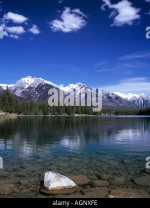 Les reflets dans le lac Johnson de Fairholm Banff Alberta Canada Gamme Banque D'Images