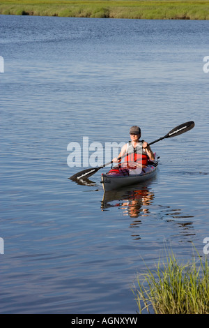 Kayak dans l'estuaire de marée dans la région de Plum Island Île Sawyer s sons Rowley Massachusetts Banque D'Images