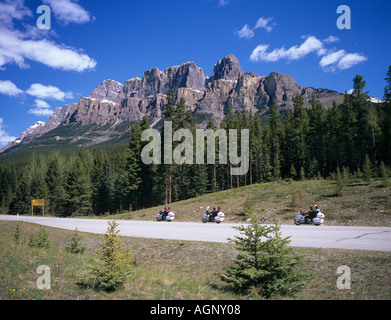 BOW VALLEY PARKWAY 1A avec les motocyclistes passant 'Château' Alberta Canada Banque D'Images