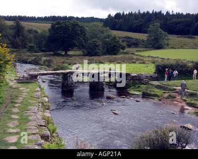 13e siècle Stone Clapper Bridge sur l'Est de la rivière Dart à Postbridge, Dartmoor National Park, Devon, Angleterre, Royaume-Uni, Banque D'Images