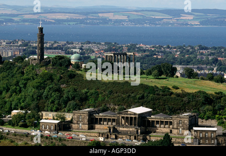 Le Monument Nelson, le Monument National et l'Observatoire sur la Colline Calton vue Arthur's Seat à Holyrood Park, Edinburgh. Banque D'Images