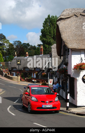 Voiture roulant à travers la vieille ville, Ventnor, île de Wight, Angleterre, Royaume-Uni Banque D'Images