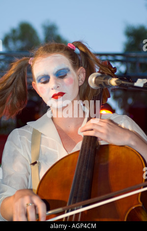 Musicien habillée et maquillée comme un clown jouant un violoncelle sur scène Banque D'Images