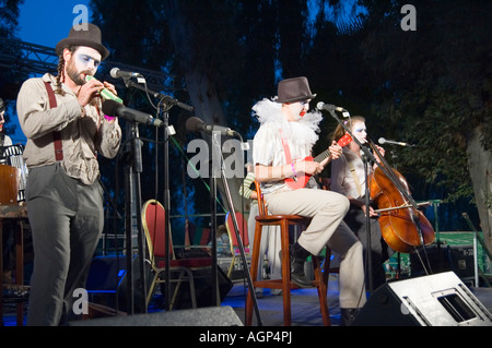 Musiciens habillée et maquillée comme clowns jouant de la musique sur scène Banque D'Images