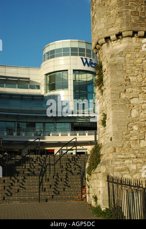 Centre commercial WestQuay derrière les murs de la ville de Southampton Banque D'Images