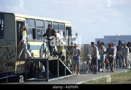 Habitants de La Havane Cuba en attente de monter sur le bus Ciclo Banque D'Images