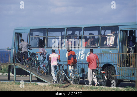 Habitants de La Havane Cuba en attente de monter sur le bus Ciclo Banque D'Images