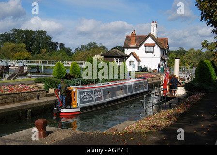 Goring Lock on tamise, Goring, Oxfordshire. Angleterre, Royaume-Uni Banque D'Images