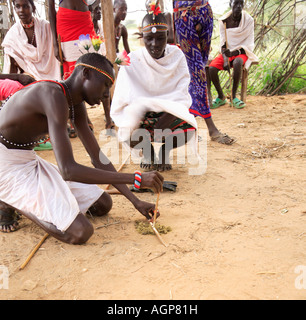 Des guerriers un incendie au Village Samburu Kenya Afrique Banque D'Images