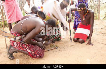 Des guerriers un incendie au Village Samburu Kenya Afrique Banque D'Images