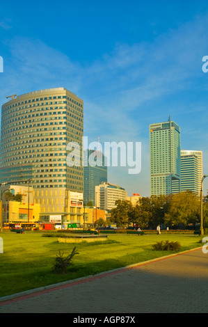 De nouveaux bâtiments dans le centre de Varsovie Pologne EU Banque D'Images