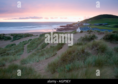 La baie de Croyde et Middleborough Hill des dunes de sable sur la plage de Croyde Devon, Angleterre Banque D'Images