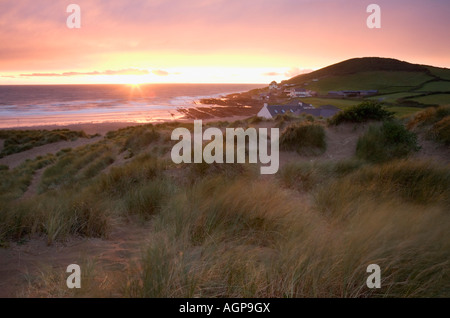 La baie de Croyde et Middleborough Hill des dunes de sable sur la plage de Croyde Devon, Angleterre Banque D'Images