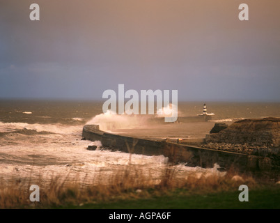 Mer d'hiver orageux se brisant sur un brise-lames ; Seaham Harbour, comté de Durham, England, UK . Banque D'Images