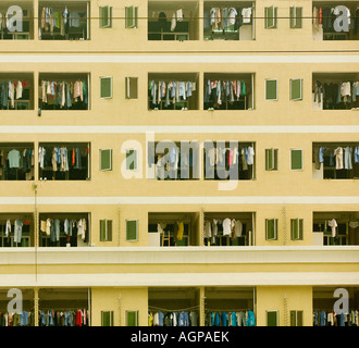 Bloc d'appartements modernes AVEC DES VÊTEMENTS EN CHINE SUR LES BALCONS SUSPENDUS EXTRÊME-ORIENT Banque D'Images