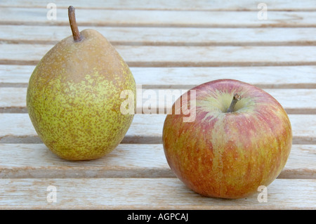 Cox s Apple et poire Rocha sur table Banque D'Images