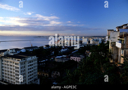 Vue de la vieille ville de Salvador de Bahia sur le port du fret Banque D'Images