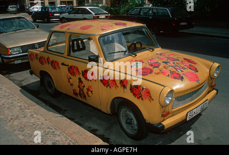 Trabbi. Trabant. Vieille voiture peinte avec roses dans Berlin Mitte. Banque D'Images