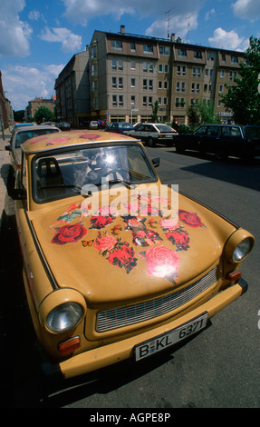 Trabbi. Trabant. Vieille voiture peinte avec roses dans Berlin Mitte. Banque D'Images