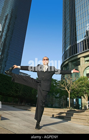 Businessman in Kungfu pose devant des gratte-ciel Banque D'Images