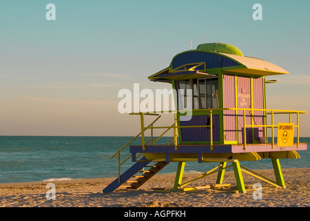 USA, Florida, Miami, South Beach. 12Th Street station sauveteur au coucher du soleil. Banque D'Images