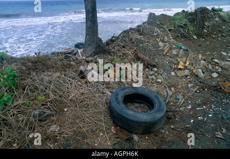 Pneu de voiture et faisant l'objet d'ordures près de la mer à Tobago Scarborough Banque D'Images