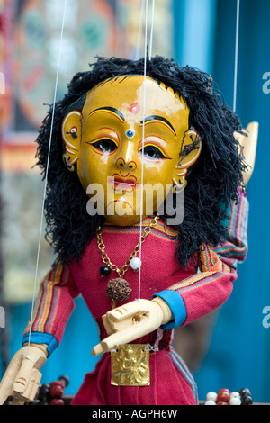 Marionnette en bois suspendu dans un magasin avant. Stupa de Swayambhu, Katmandou, Népal Banque D'Images