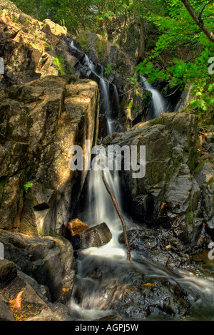 Une belle cascade dans le désert de Québec près de Mont Tremblant Banque D'Images