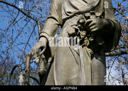 Le Cimetière de Highgate Londres détail d'un ange de proue Banque D'Images