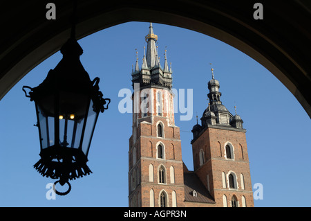 Les clochers de l'Église Mariacki de Cracovie s'élever au-dessus de la Halle sur la place du marché Banque D'Images