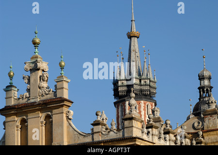 Les clochers de l'Église Mariacki de Cracovie s'élever au-dessus de la Halle sur la place du marché Banque D'Images