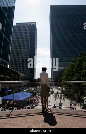 Femme debout sur le balcon Canary Wharf Londres Banque D'Images