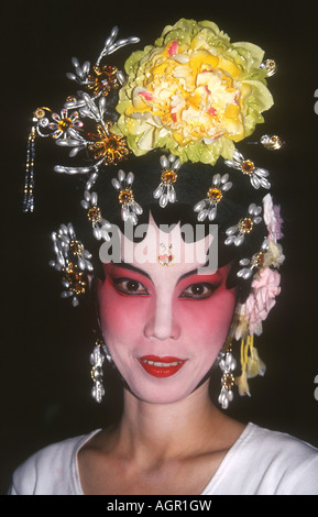 Belle femme chanteuse d'opéra chinois à Clarke Quay dans inSingapore le maquillage et les costumes traditionnels Banque D'Images