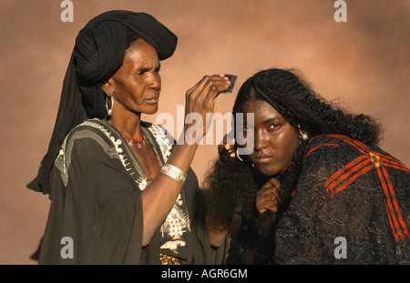 Les femmes d'Agadez Niger tribu touareg organiser sèche Banque D'Images