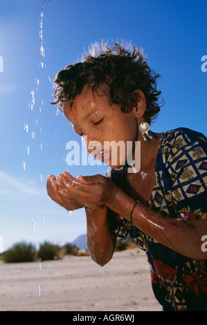Près d'Agadez Niger Jeune Fille de l'eau potable de la tribu Touareg Banque D'Images
