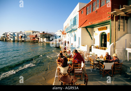 Grèce cyclades mykonos les touristes de boire dans la petite Venise de Mykonos Town Banque D'Images